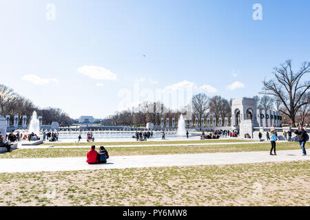 Washington DC, USA - April 5, 2018: die Menschen romantische Zweisamkeit WWII Welt Warze II Denkmal sitzend, Ansicht von Lincoln und einen reflektierenden Pool auf nationalen Mals Stockfoto