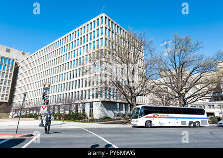 Washington DC, USA - April 5, 2018: United States US Office Personal Management Gebäude Außenfassade bei Tag, Straße Straße Architektur, Bus Stockfoto