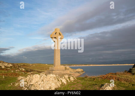 Abendlicht über die llanddwyn Keltische Kreuz auf llanddwyn Island, Anglesey, North Wales, UK Stockfoto