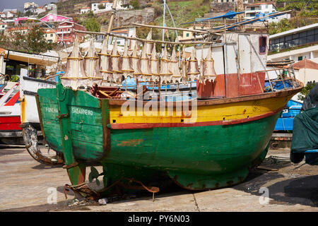 Fischerboot Sa Carneiro mit Kabeljau trocknen Stockfoto