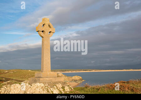 Abendlicht über die llanddwyn Keltische Kreuz auf llanddwyn Island, Anglesey, North Wales, UK Stockfoto