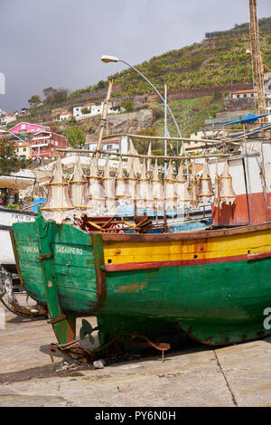 Fischerboot Sa Carneiro mit Kabeljau trocknen Stockfoto