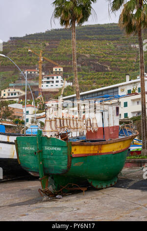 Fischerboot Sa Carneiro mit Kabeljau trocknen Stockfoto