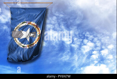 Flagge der Nördlichen Marianen. Vertical flag, gegen den blauen Himmel mit Platz für Ihren Text Stockfoto