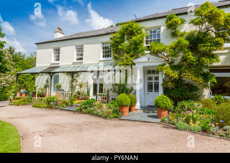 Elegante Architektur und bunten Pflanzen außerhalb der Lady Anne Haus an der RHS Garden Rosemoor, Devon, England, Großbritannien Stockfoto