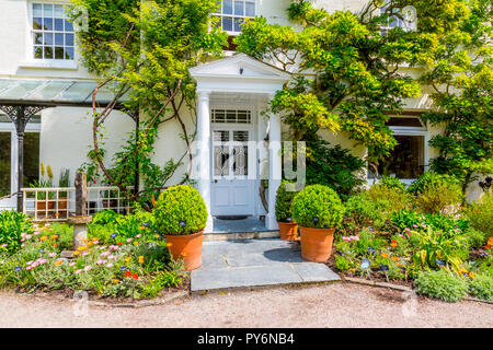 Elegante Architektur und bunten Pflanzen außerhalb der Lady Anne Haus an der RHS Garden Rosemoor, Devon, England, Großbritannien Stockfoto