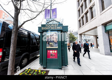 Washington DC, USA - März 9, 2018: die Menschen zu Fuß auf dem Bürgersteig Straße in der Hauptstadt der Vereinigten Staaten durch touristische Informationen über die Sehenswürdigkeiten stand in Col Stockfoto