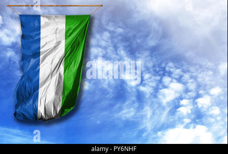 Flagge von Sierra Leone. Vertical flag, gegen den blauen Himmel mit Platz für Ihren Text Stockfoto