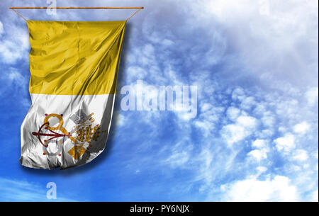Flagge der Vatikanstadt - Heilige Stuhl. Vertical flag, gegen den blauen Himmel mit Platz für Ihren Text Stockfoto