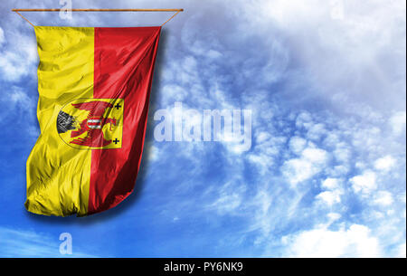 Flagge des Burgenlandes. Vertical flag, gegen den blauen Himmel mit Platz für Ihren Text Stockfoto