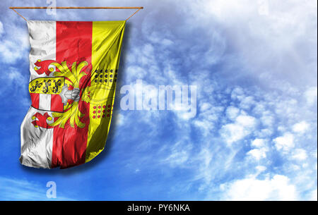 Flagge von Kärnten. Vertical flag, gegen den blauen Himmel mit Platz für Ihren Text Stockfoto