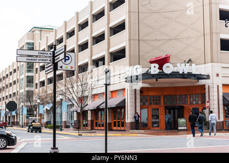 Reston, USA - 11. April 2018: Zentrum Gebäude Architektur, Gehweg Straße Straße bei Tag, unterzeichnen in Nordvirginia, große Schüssel Restaurant Stockfoto