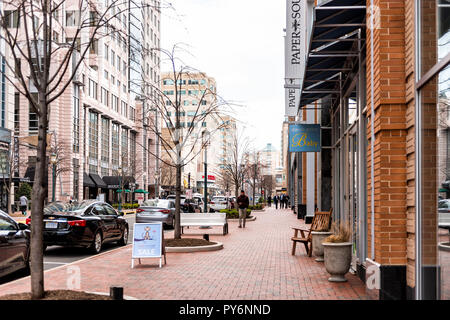 Reston, USA - 11. April 2018: Zentrum Gebäude Architektur, Gehweg, Market Street Straße bei Tag, Restaurants in Nordvirginia, Menschen Stockfoto