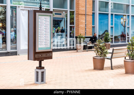 Reston, USA - 11. April 2018: Zentrum Gebäude Architektur, Gehweg Straße Straße bei Tag, Informationen anmelden Northern Virginia, Demokratie Dri Stockfoto