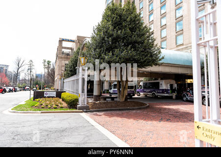 Reston, USA - 11. April 2018: Hyatt Regency Hotel, Stadtzentrum, Gebäude Eingang Architektur, Gehweg Straße Straße während der Tag in Northern Virginia Stockfoto