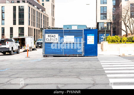 Reston, USA - 11. April 2018: Zentrum, Straße bei Tag, Demokratie in Nordvirginia, Zeichen für Bau Eingang geschlossen Straße Stockfoto