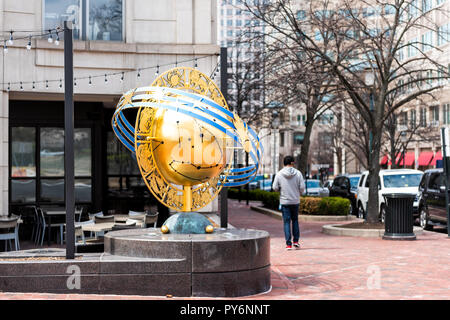 Reston, USA - 11. April 2018: Zentrum Gebäude Architektur, Gehweg Straße Straße bei Tag in Nordvirginia, Globus und Konstellation sculptu Stockfoto