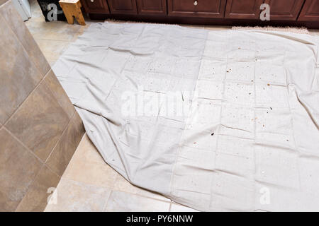 Umbau Renovierung der Decke Oberlichter im Badezimmer mit Deckel auf modernen, gefliesten Boden, Schränke, Schmutz auf dem Boden nach unten schauen. Stockfoto