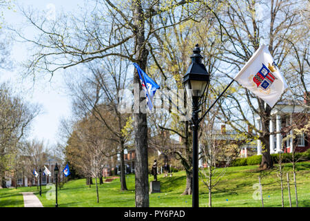 Lexington, USA - 18. April 2018: Washington und Lee University Hall Bürgersteig in Virginia Außenfassade während der sonnigen Tag mit niemand, Außen Backstein Stockfoto