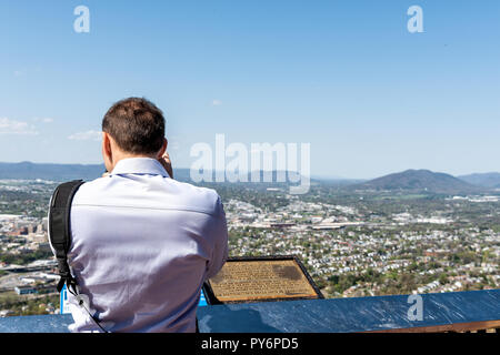 Roanoke, USA - 18. April 2018: Stadtbild Blick auf die Skyline der Stadt in Virginia im Frühjahr mit Person, man Touristen fotografieren Berge Stockfoto