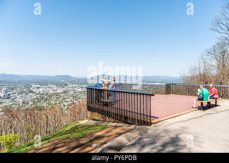 Roanoke, USA - 18. April 2018: Blick auf die Stadt in Virginia im Frühjahr mit Vorzeichen, Berge, Menschen Familie während sonniger Tag, sitzen ruhenden Stockfoto