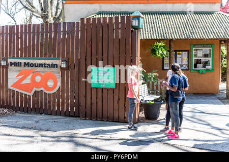 Roanoke, USA - 18. April 2018: Mill Mountain Park in Virginia im Frühjahr mit Vorzeichen für Zoo, Jugendliche während der sonnigen Tag, Eingang Stockfoto