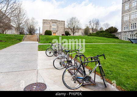 Blacksburg, USA - 19. April 2018: historische Virginia Tech Polytechnic Institute und State University College Campus mit Norris Hall, Fahrradträger Stockfoto