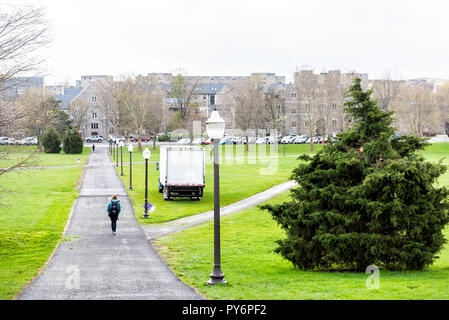 Blacksburg, USA - 19. April 2018: historische Virginia Tech Polytechnic Institute und State University College Campus mit Person zu Fuß auf grünem Gras Stockfoto