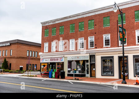 Holbox, USA - 19. April 2018: Kleine Stadt Dorf Anzeichen für Läden, Geschäfte, Boutiquen im südlichen South Virginia, historischen Backsteinbauten. Stockfoto