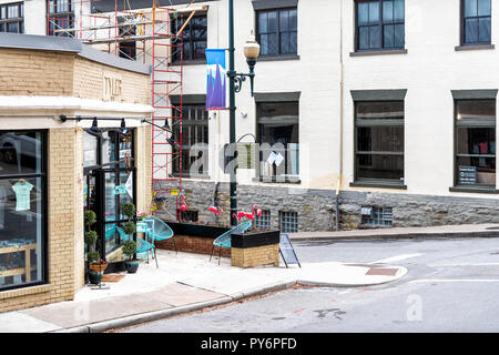 Asheville, USA - 19. April 2018: Innenstadt Altstadt Straße in hipster North Carolina NC-berühmten Stadt, Stadt mit Geschäften, Läden, Bau Gerüst Stockfoto