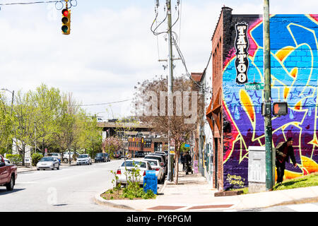 Asheville, USA - 19. April 2018: Bunte Tattoo Tätowierung und Piercing store, Shop, in der Innenstadt auf Woodfin Straße Stockfoto