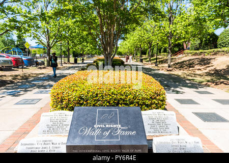 Atlanta, USA - 20. April 2018: Historische MLK Martin Luther King Jr. National Park Zeichen des Walk of Fame in Georgien downtown, grünen Bäumen in städtischen Stadt Stockfoto