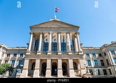 Atlanta, USA - 20. April 2018: Außen State Capitol Building in Georgien mit Green Park, Eingang, Fahnen, niemand Stockfoto