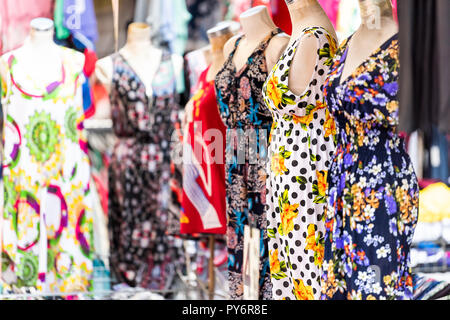 Nahaufnahme der viele bunte lebendige italienische Sommer Kleider mit Mustern, Farben, hängen auf dem Display Mannequins in Shopping Street Market in Rom, Italien Stockfoto