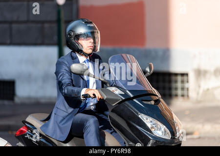 Rom, Italien, 4. September 2018: Eine lokale italienische Mann, Roller Motorrad Moped in Stadt Straße, Nahaufnahme, Pendeln pendeln Business offi zu arbeiten Stockfoto