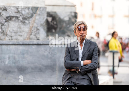 Rom, Italien, 4. September 2018: Eine lokale älteren älteren italienischen Mann in der Stadt arbeiten, Geschäftsmann, draußen sitzen auf Pause in stilvollen Busin Stockfoto