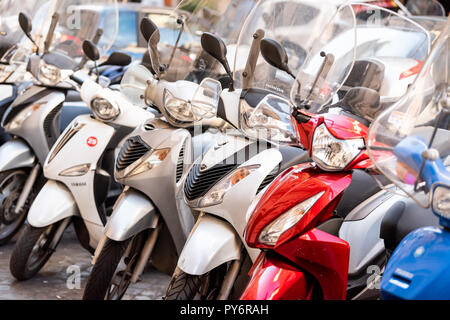 Rome, Italien - 4 September, 2018: Viele Reihe von scooter Motorrad Moped in Stadt Straße closeup geparkt, pendeln Pendeln zum Arbeitsplatz, Parkplatz, niemand du Stockfoto