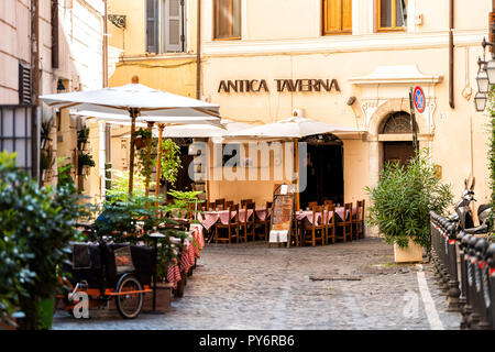 Rom, Italien, 4. September 2018: Italienisches Restaurant, Tische, Stühle, außerhalb im traditionellen Stil, niemand auf der Straße Café in der historischen Stadt in Morgen, EIN Stockfoto