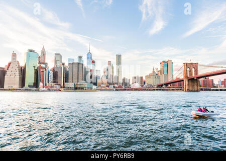 Blick von Außen im Freien in NYC New York City Brooklyn Bridge Park am East River, stadtbild Skyline bei Tag Sonnenuntergang, Wolkenkratzer, Gebäude, Motorboot, Stockfoto