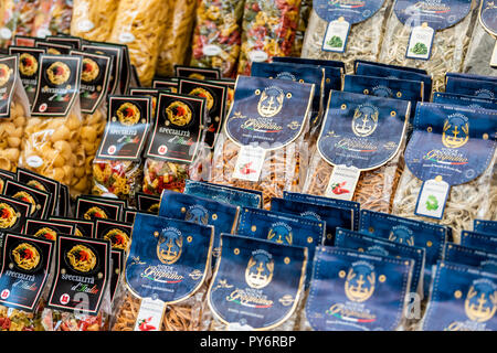 Rom, Italien, 4. September 2018: Italienische Street Food Markt mit Nahaufnahme des Viele verpackte trockene Teigwaren Souvenirs, außerhalb der historischen Stadt, bunten Stockfoto