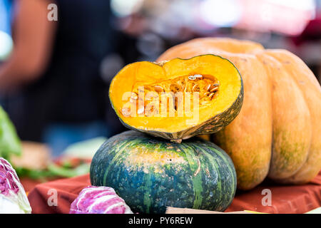 Detailansicht der Schnittlinie gelb, orange, grün, Kürbis kabocha Squash die Hälfte auf Anzeige in Bauernhof Markt Store im Herbst, Japanische Gemüse Stockfoto