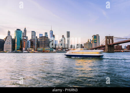 Outdooors Blick auf NEW YORK CITY New York City Brooklyn Bridge Park am East River, stadtbild Skyline bei Sonnenuntergang, Dämmerung, Dämmerung, Wolkenkratzer, Gebäude, Wellen, bl Stockfoto