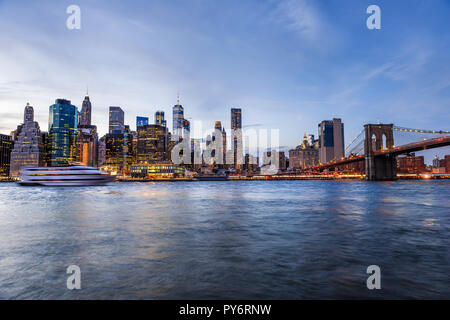 Outdooors Blick auf NEW YORK CITY New York City Brooklyn Bridge Park am East River, stadtbild Skyline bei Sonnenuntergang, Dämmerung, Dämmerung, blaue Stunde, dunkle Nacht, Wolkenkratzer Stockfoto