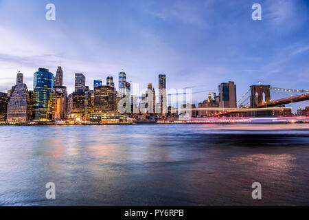 Outdooors Blick auf NEW YORK CITY New York City Brooklyn Bridge Park am East River, stadtbild Skyline bei Sonnenuntergang, Dämmerung, Dämmerung, blaue Stunde, dunkle Nacht, Wolkenkratzer Stockfoto