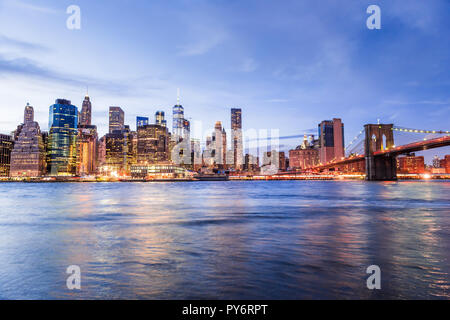 Weitwinkelaufnahme auf NYC New York City Brooklyn Bridge Park am East River, stadtbild Skyline bei Sonnenuntergang, Dämmerung, Dämmerung, blaue Stunde, dunkle Nacht, skyscrape Stockfoto