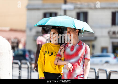 Rom, Italien, 4. September 2018: Historische Stadt mit jungen asiatischen Paar unter dem Dach Schatten wandern von Kolosseum, sonnigen Sommertag, Menschen romantische auf Stockfoto