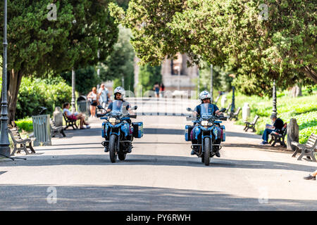 Rome, Italien - 4 September, 2018: Historische Grüne Stadt Park an der Via della Domus Aurea Straße mit Sicherheit Polizisten auf Motorrädern Not drivi Stockfoto