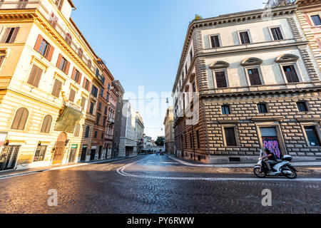 Rome, Italien - 5 September, 2018: Italienische Straße mit Kopfsteinpflaster im historischen Stadt in Morgen, Sonnenaufgang Sonnenlicht Weitwinkel Straße, Motorrad im Monti Stockfoto