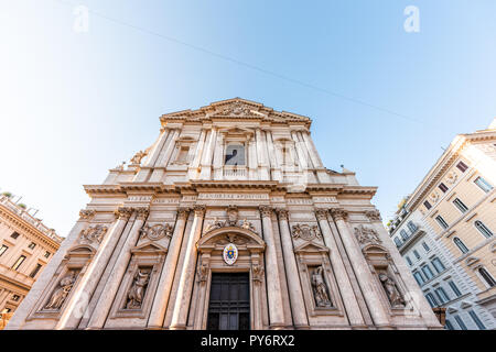 Rome, Italien - 5 September, 2018: Italienische Straße in der historischen Stadt in Morgen, bunte Weitwinkel Gebäude Kirche in Piazza di Sant'suchen Stockfoto