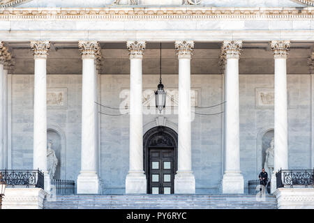 Washington DC, USA - Oktober 12, 2018: US-Kongress Eingang Treppe Treppe vorne auf dem Capitol Hill, Pfeiler, Säulen, Polizeioffizier secret Servic Stockfoto